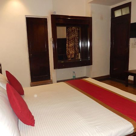 White House Tourist Lodge New Delhi Exteriör bild
